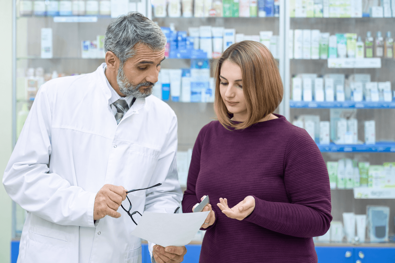 farmacêutico com cliente avaliando prescrição do Wegovy