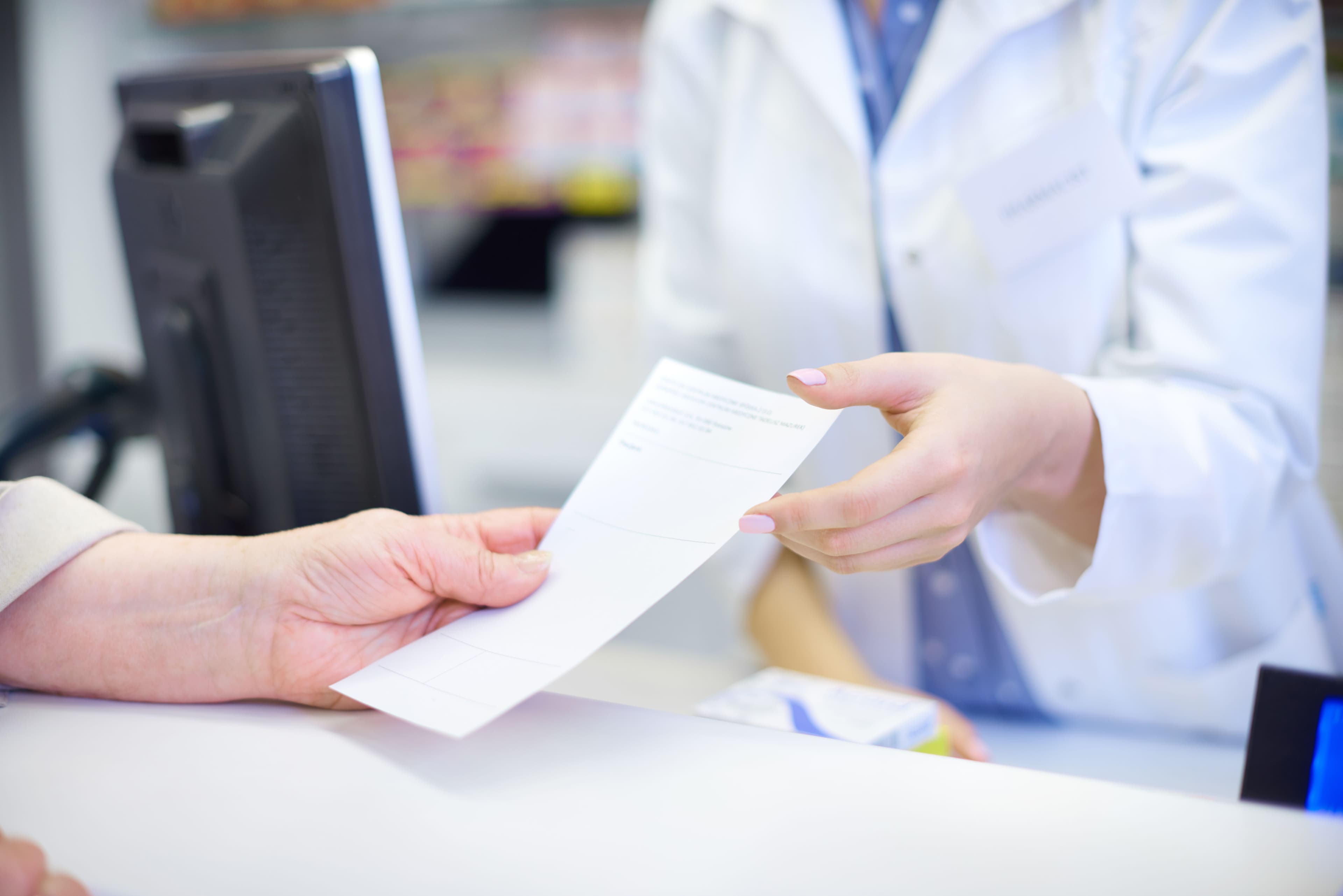 farmacêutica recebendo receita ilustrando prescrição de GLP-1