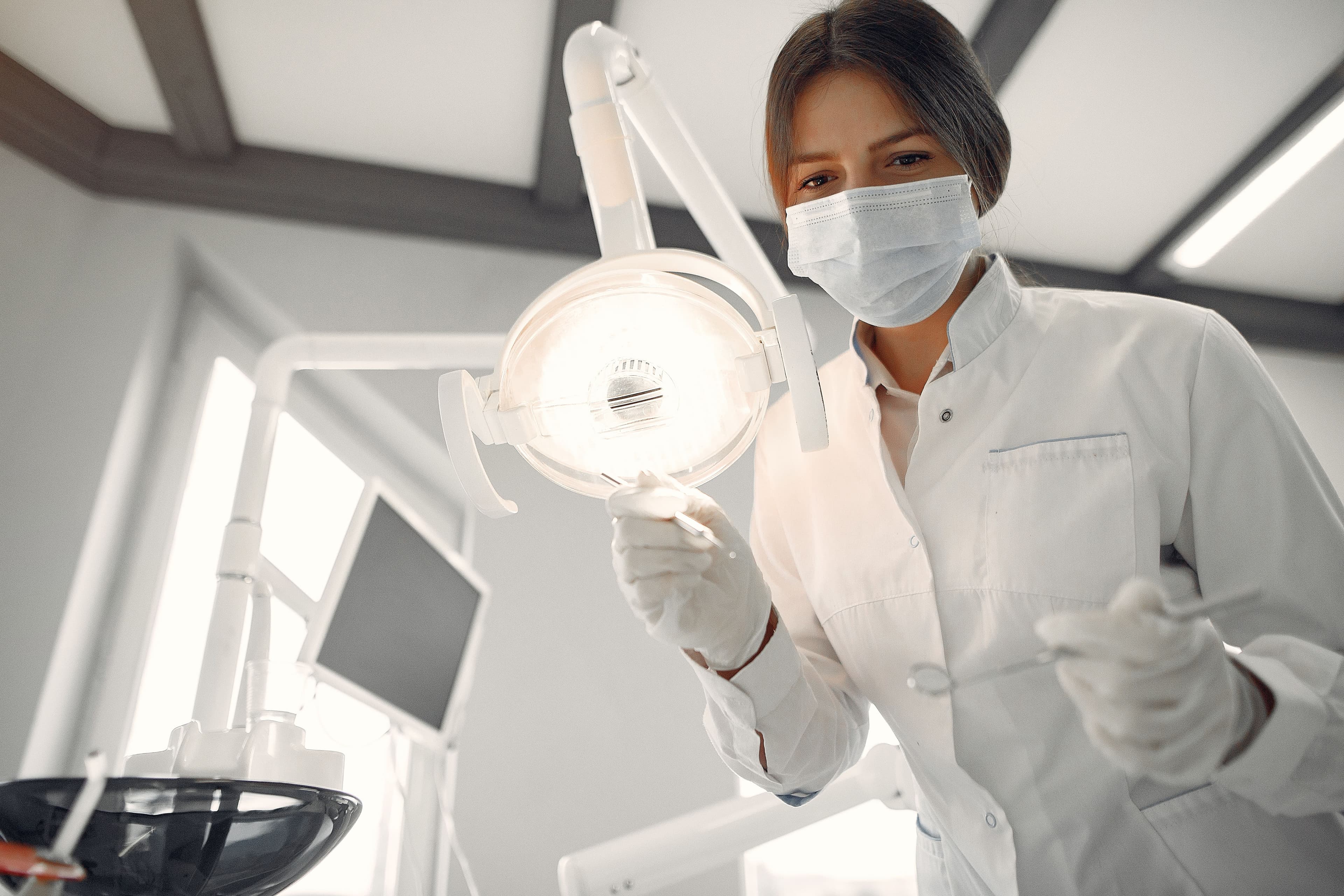 Dentista no consultório ilustrando texto sobre Mounjaro