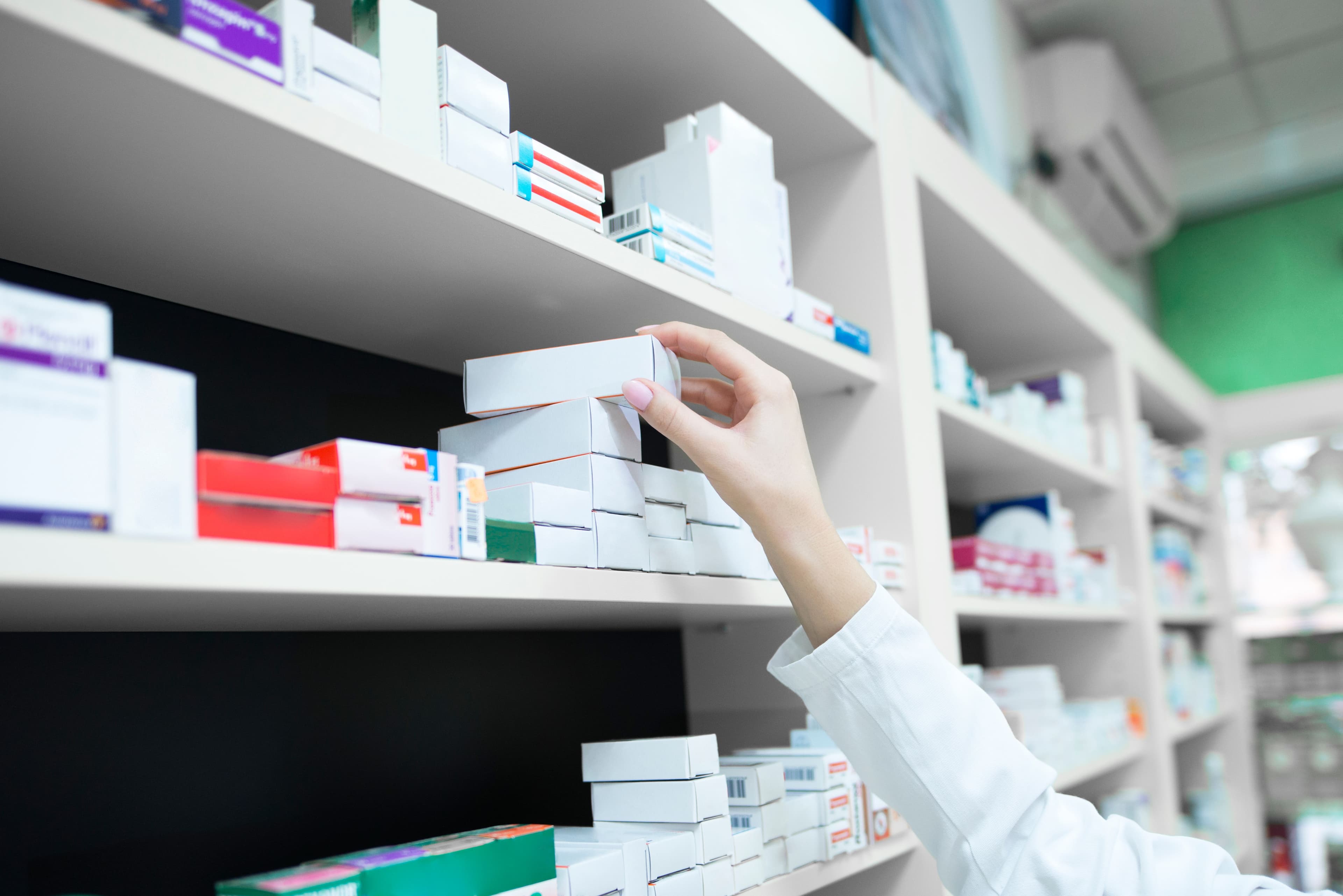farmacêutica pegando medicamento Mounjaro na prateleira